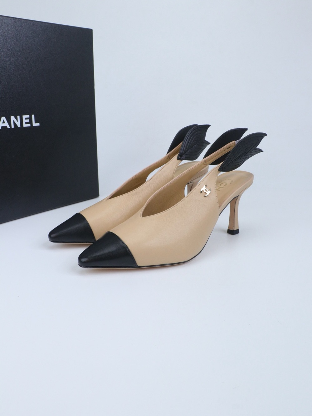 ❤️CHANEL Two-Tone Beige and Black Slingback Pumps